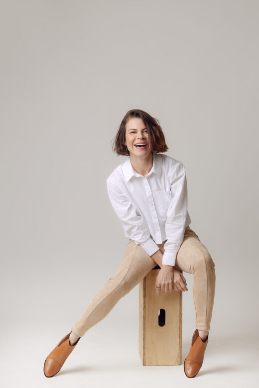 Cintya Chaves olhando para a câmera sorrindo